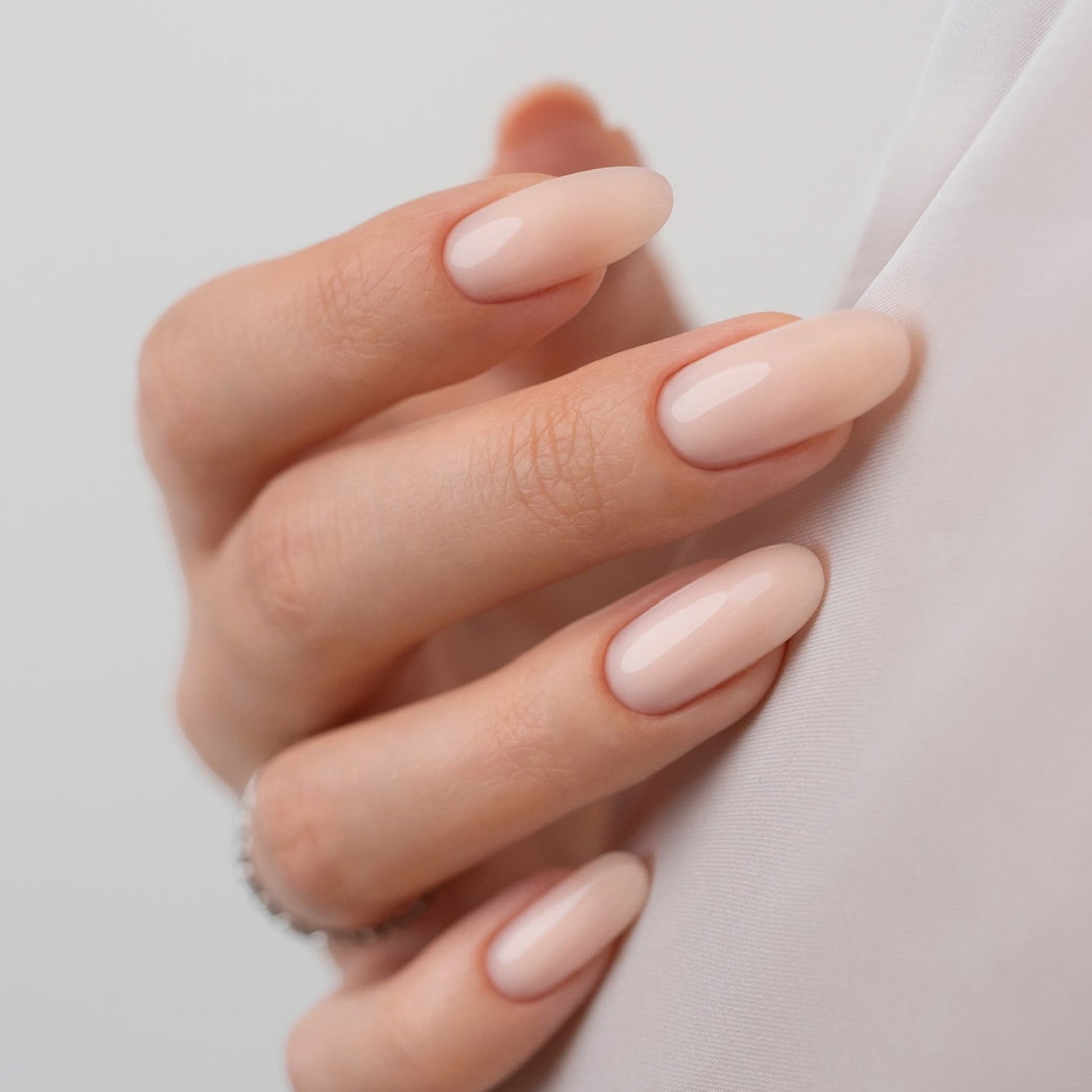 Unghie con base semipermanente Abricot - effetto naturale e coprente, colore pesca chiaro per look raffinati.