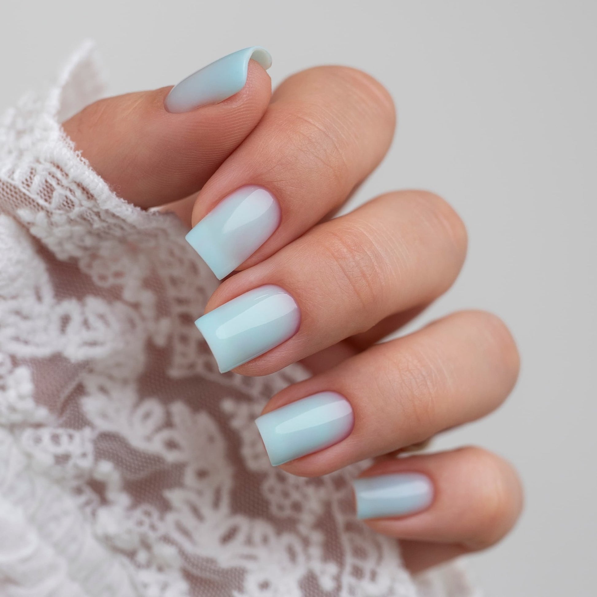 Unghie con base semipermanente Myrtille - effetto naturale e uniforme, azzurro lattiginoso su unghie corte, ideale per tecniche rapide.