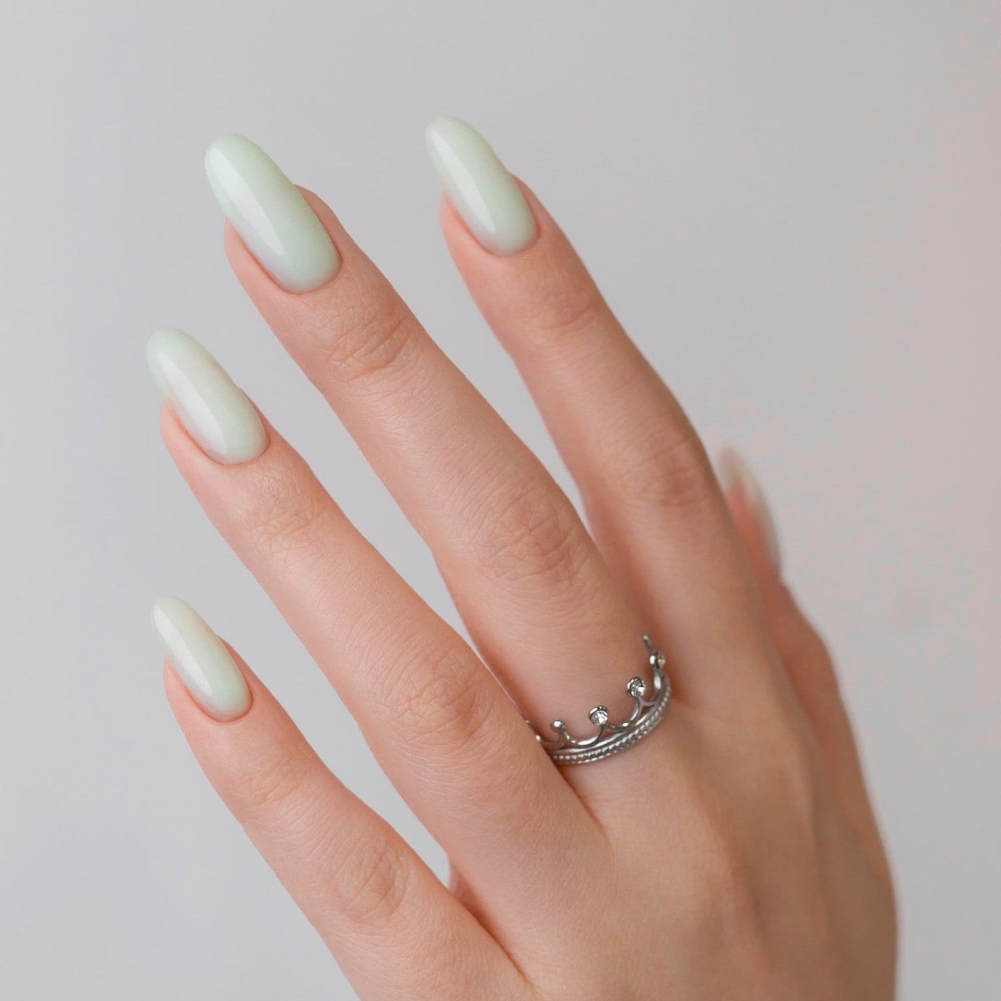 Unghie con base Pistache - verde delicato semitrasparente, perfetto per manicure minimal, senza avvallamenti.