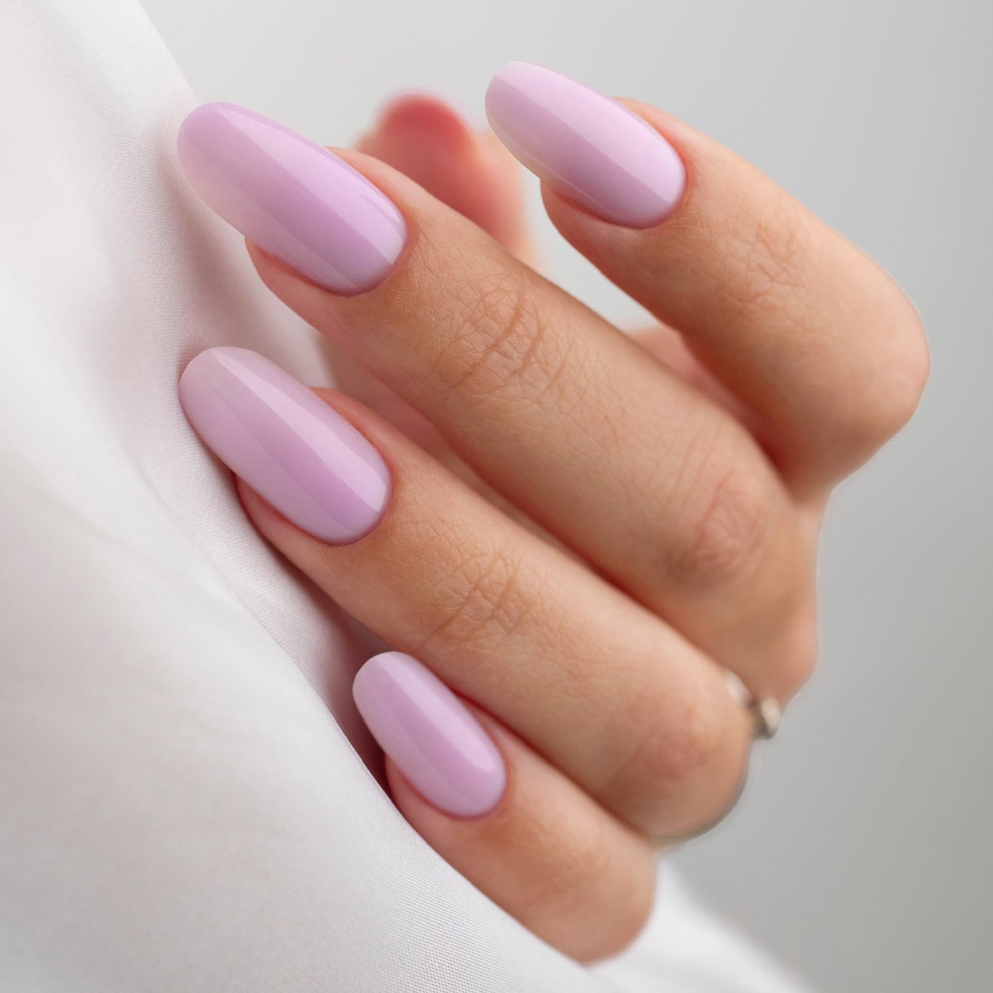 Unghie con base Violette - lilla delicato per manicure eleganti, finish lucido con effetto naturale.