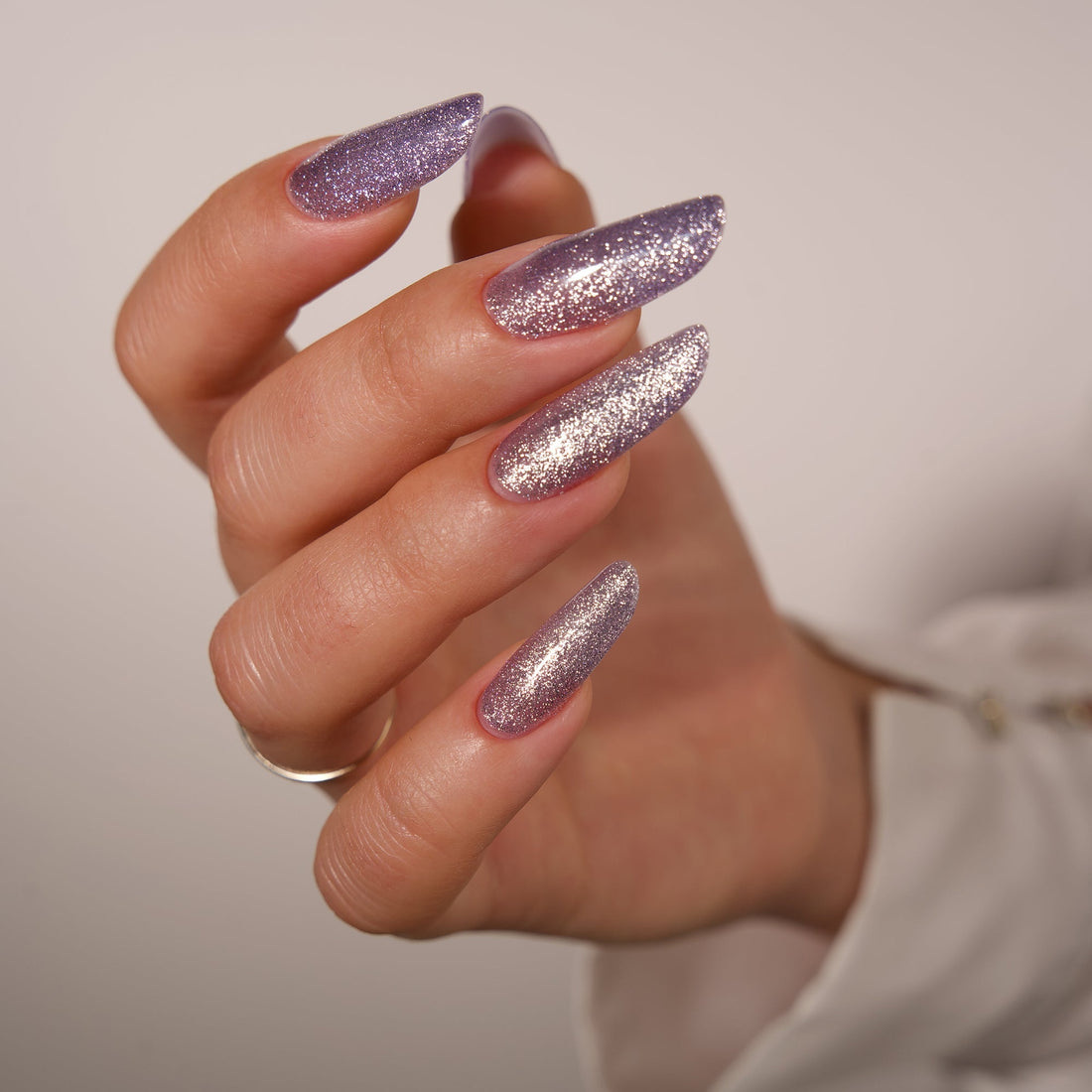 Manicure unghie Cat Eye con riflessi magnetici e finish glitter