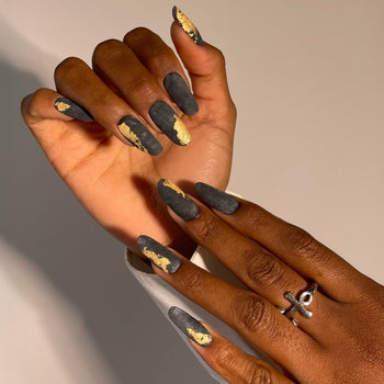 Unghie opache grigio antracite con dettagli in lamina dorata