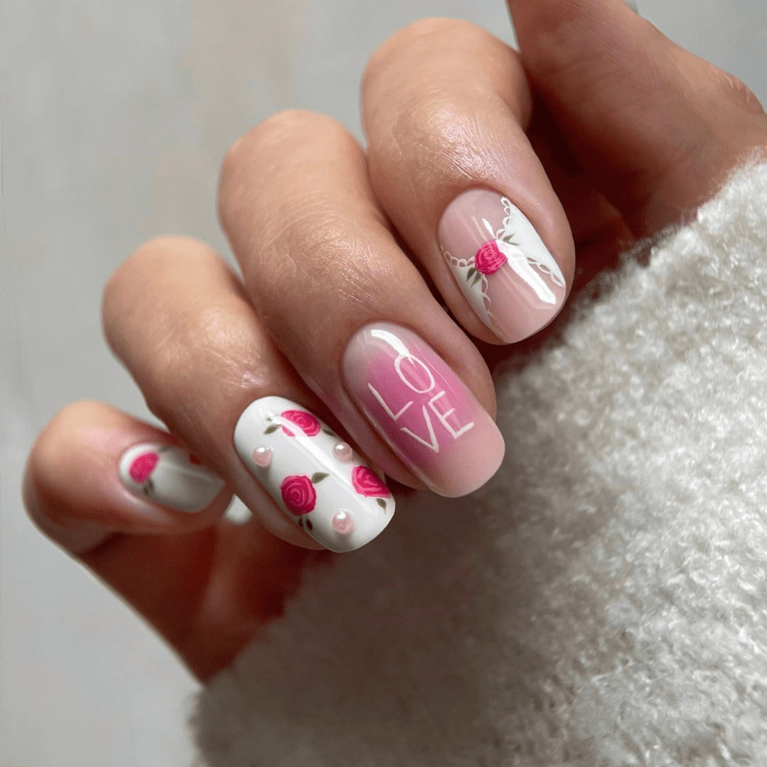 Nail art Soft Love: unghie rosa nude con rose, perline e scritta LOVE, idea San Valentino