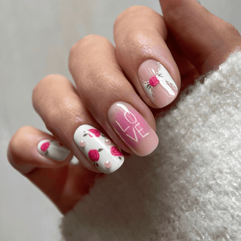 Nail art Soft Love: unghie rosa nude con rose, perline e scritta LOVE, idea San Valentino