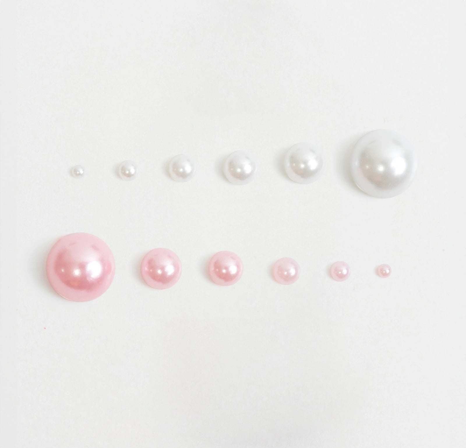 Perle decorative bianche e rosa di diverse dimensioni per nail art.