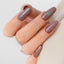 Dettaglio manicure con Forest Fog C139 e cuori verdi