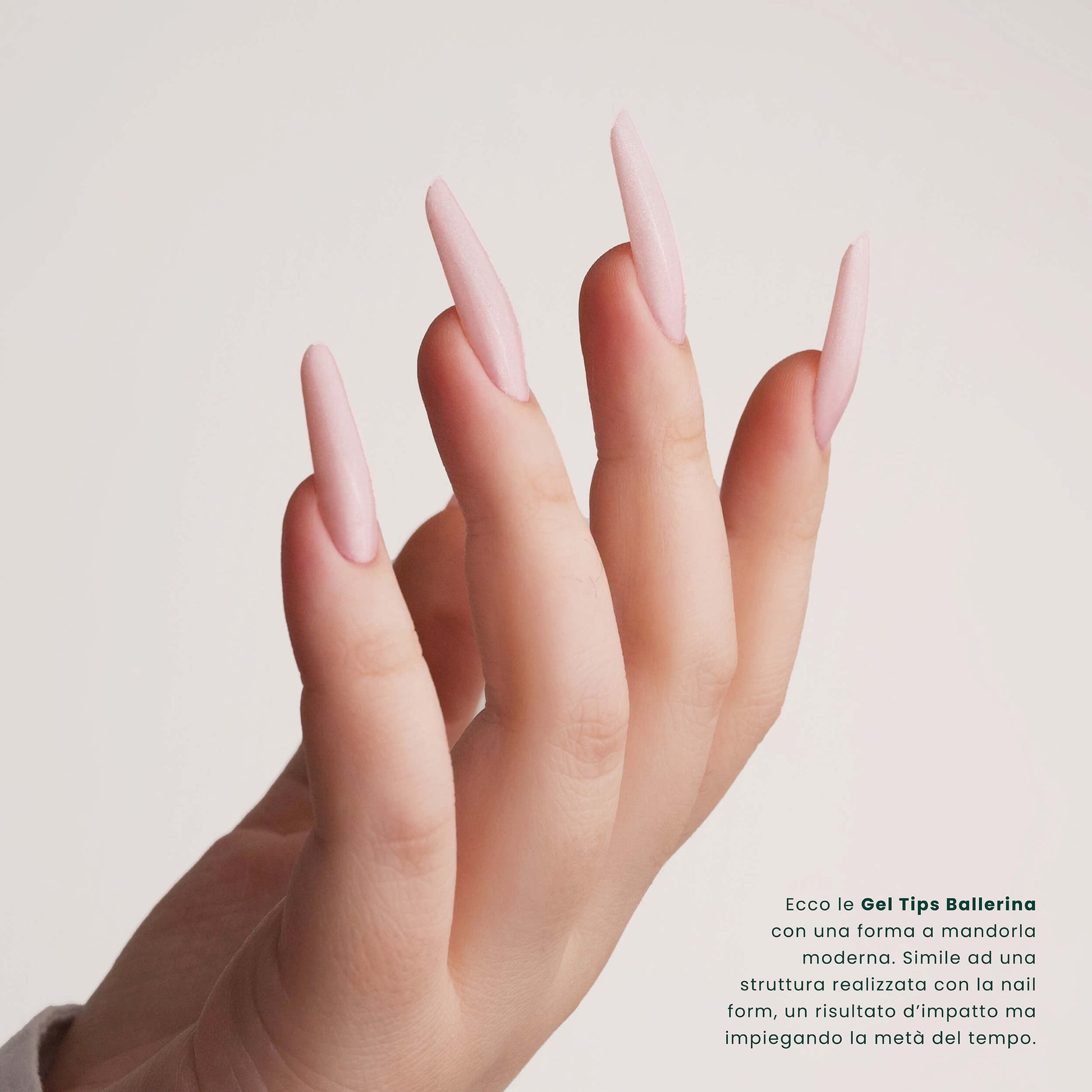 Manicure nude effetto mandorla con Gel Tips Ballerina: stile moderno e raffinato.