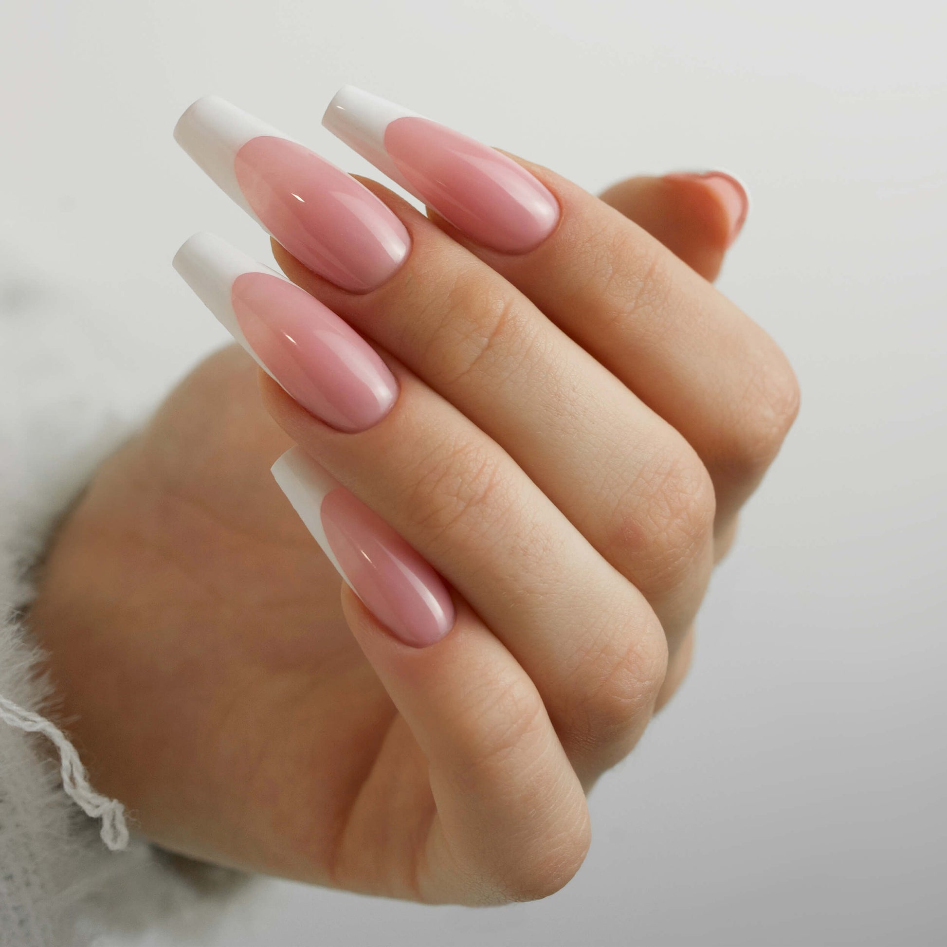 Unghie French con Gel Tips Ballerina: eleganza classica e perfetta per ogni occasione.