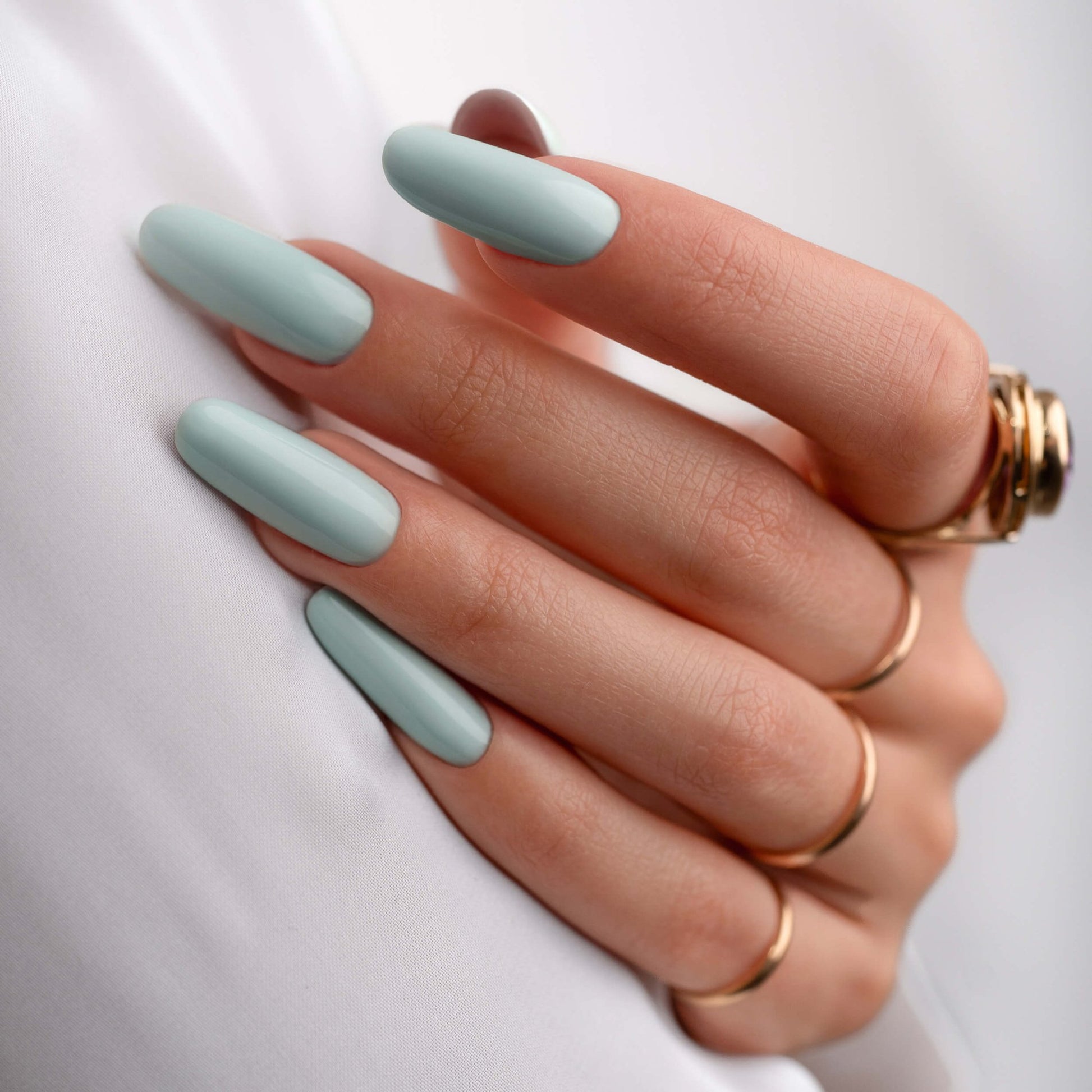 Fiocco in versione Coquette: scopri la brillantezza del Gel Polish verde pastello per un look fresco ed elegante.