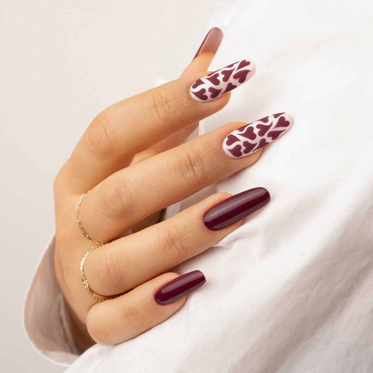 Smalto semipermanente Amour, un rosso elegante e romantico per un look perfetto.