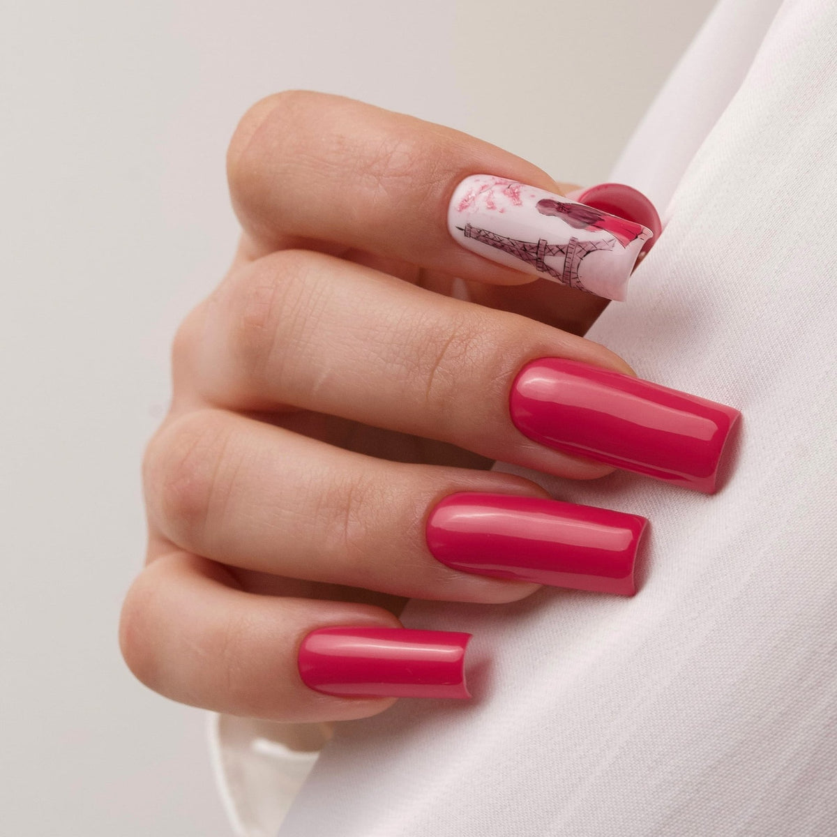 Smalto semipermanente Bisou, un rosso caldo e avvolgente per un look romantico.