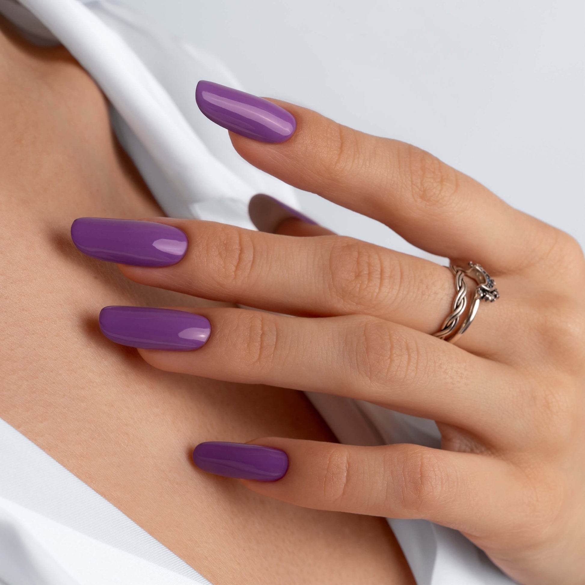 Unghie con gel polish viola intenso Medusa, ispirato ai misteri della barriera corallina.