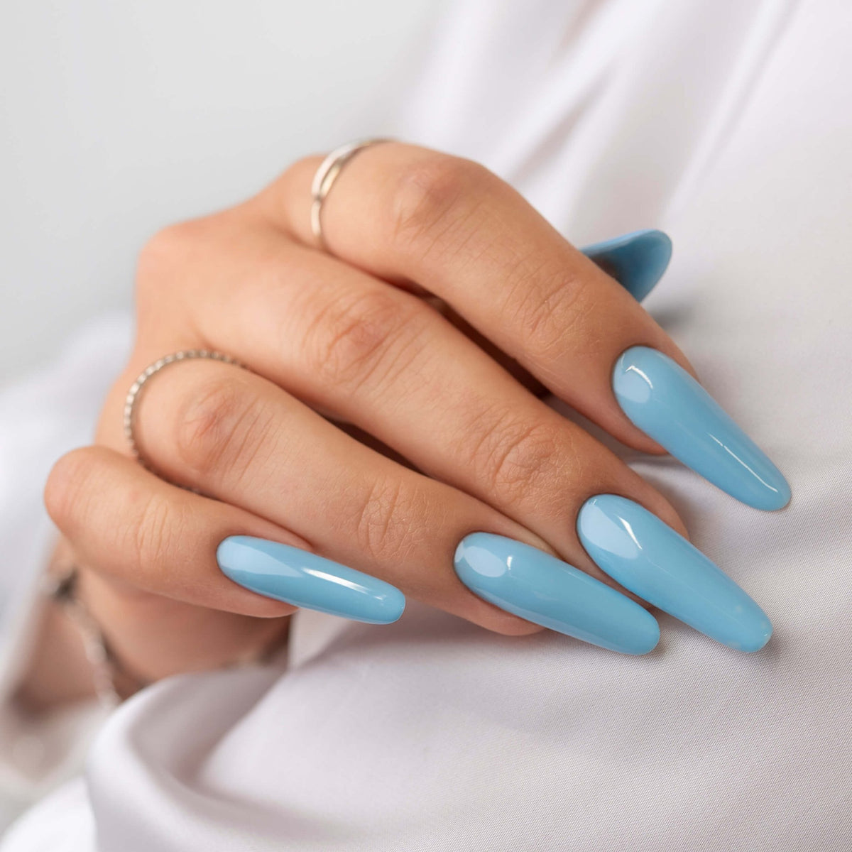 Unghie con gel polish azzurro Laguna, riflesso della serenità del mare tropicale.