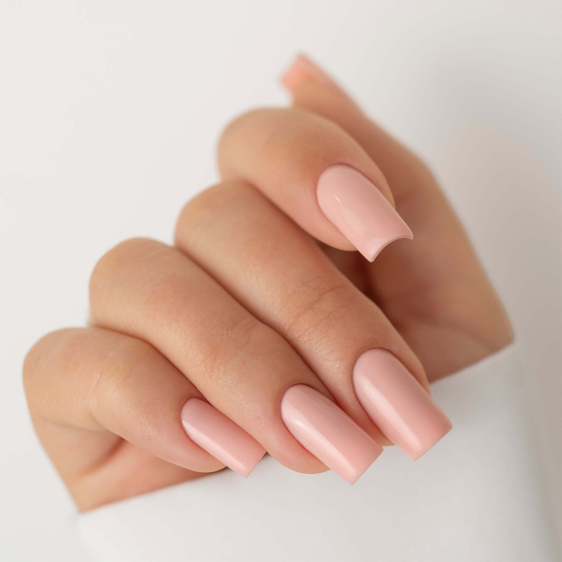 Unghie con gel polish rosa chiaro Conchiglia, ispirato alla delicatezza delle conchiglie marine.