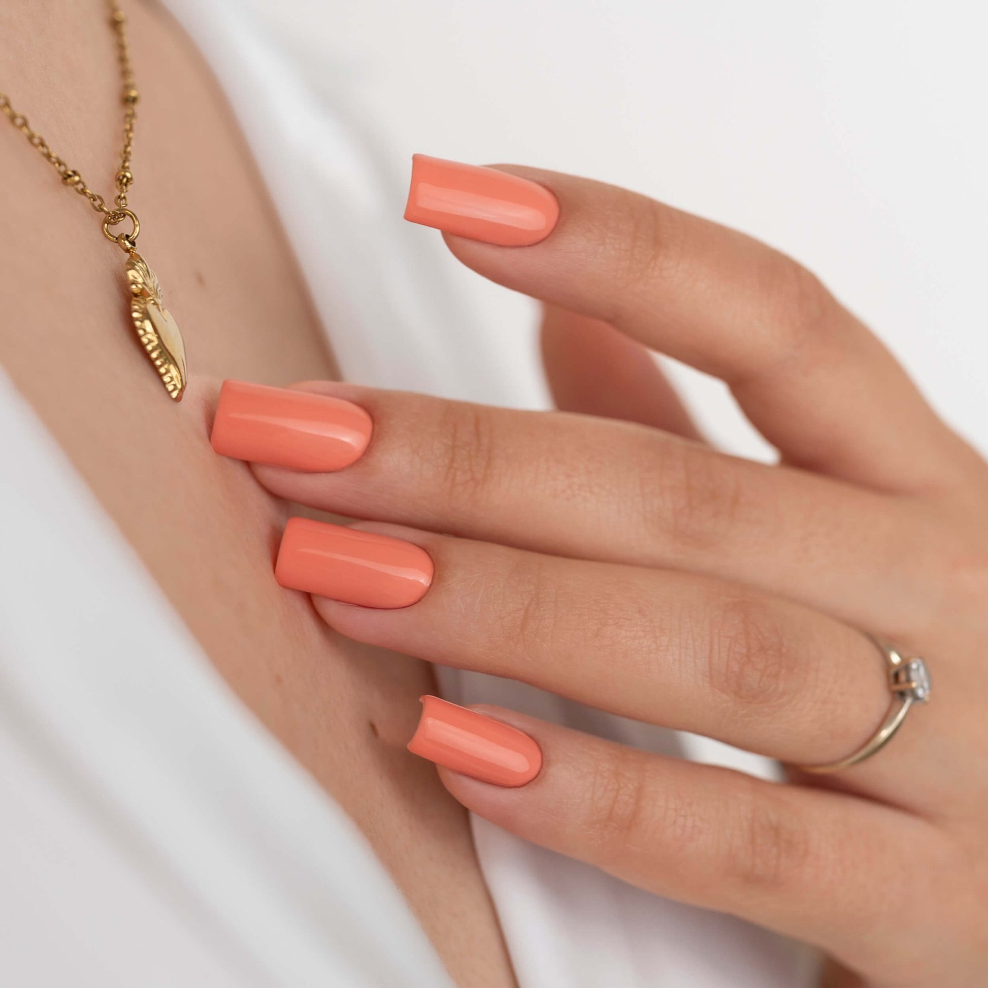 Unghie con gel polish rosa corallo Stella Marina, perfetto per manicure estive professionali.