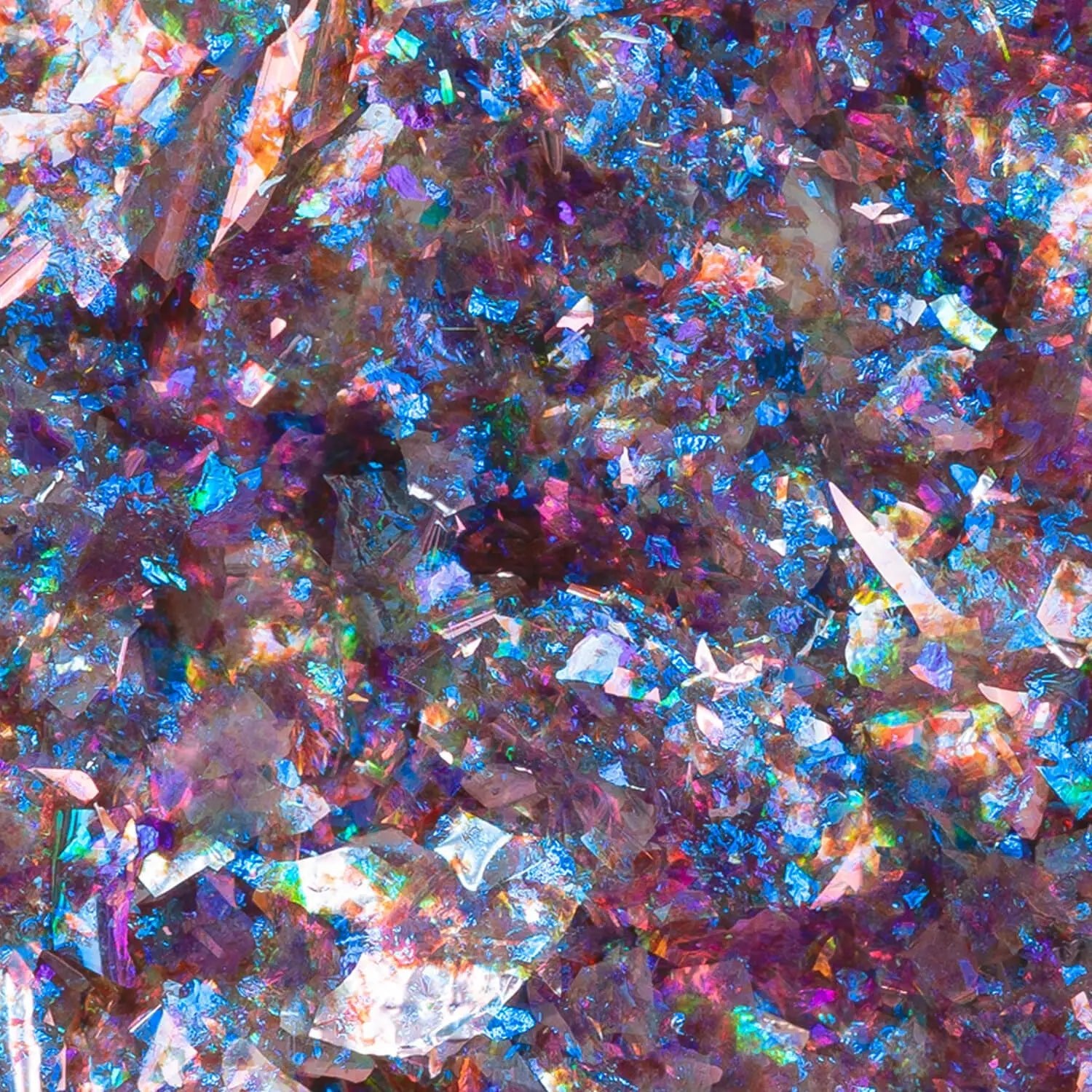 Close-up di Flakes viola e blu per nail art con riflessi iridescenti