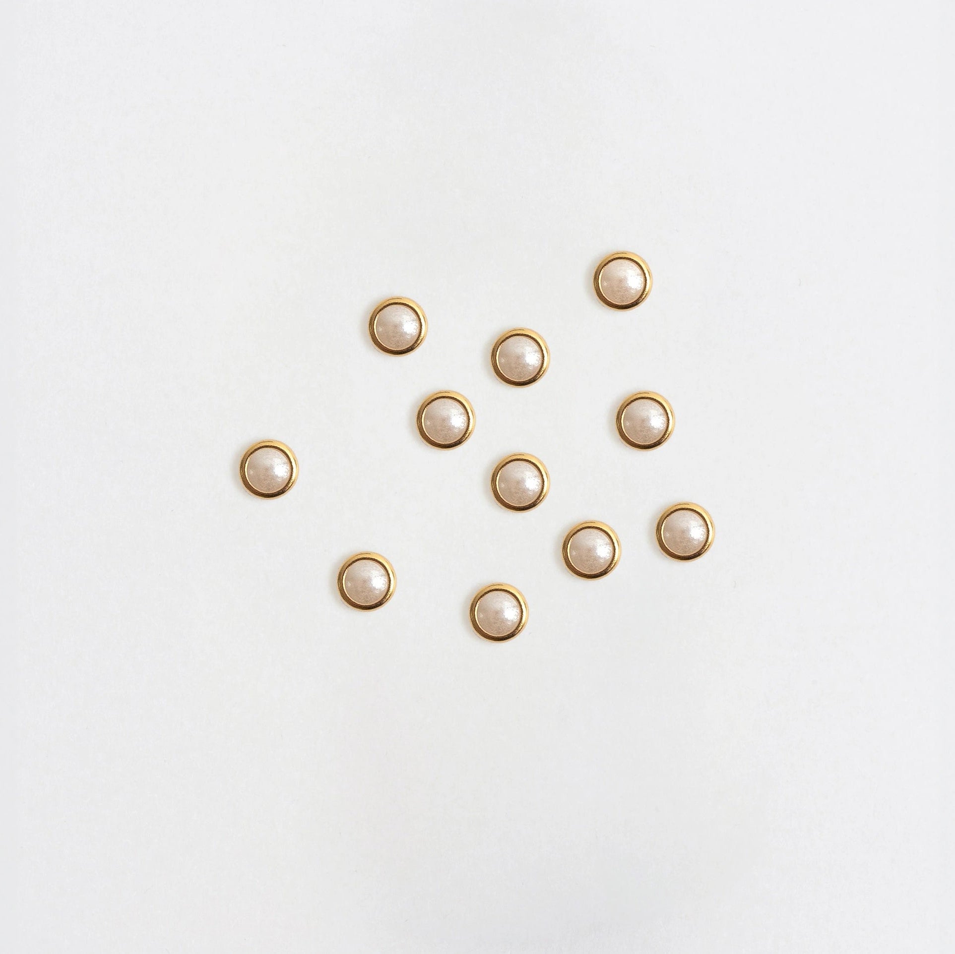 Weiße Perlen mit goldenem Rand für Nail Art