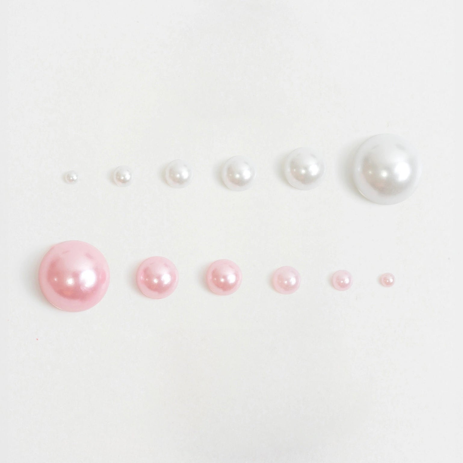 Perle decorative bianche e rosa di diverse dimensioni per nail art.