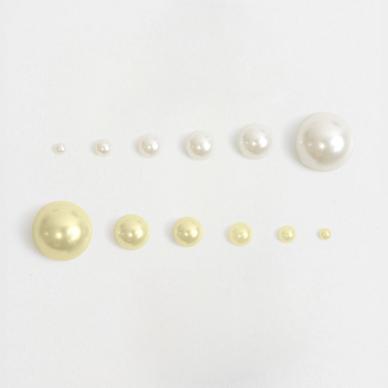 Perle decorative bianche e giallo pastello di diverse dimensioni per nail art.