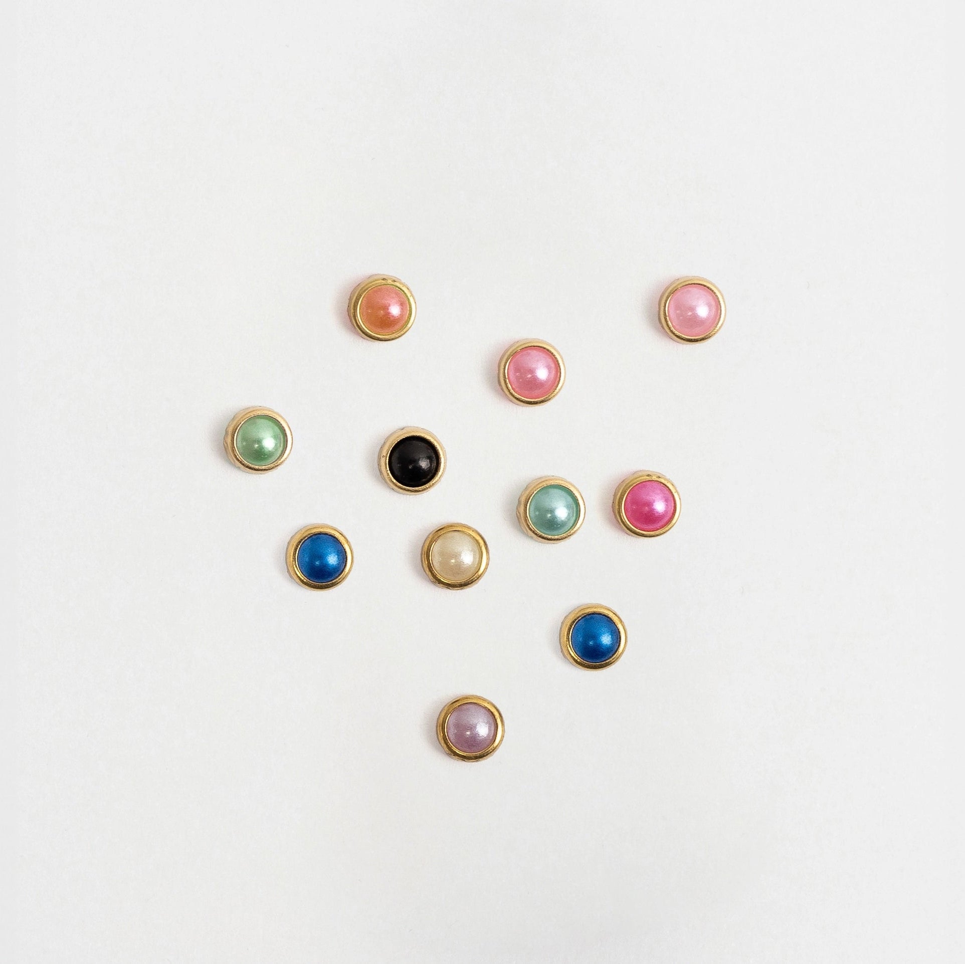 Bunte Perlen mit Goldrand für Nail Art