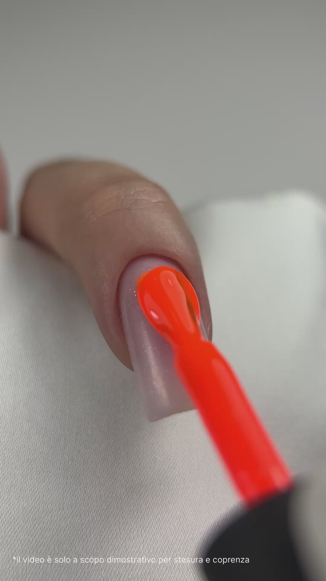 Carica video: Smalto Semipermanente Arancione FL08