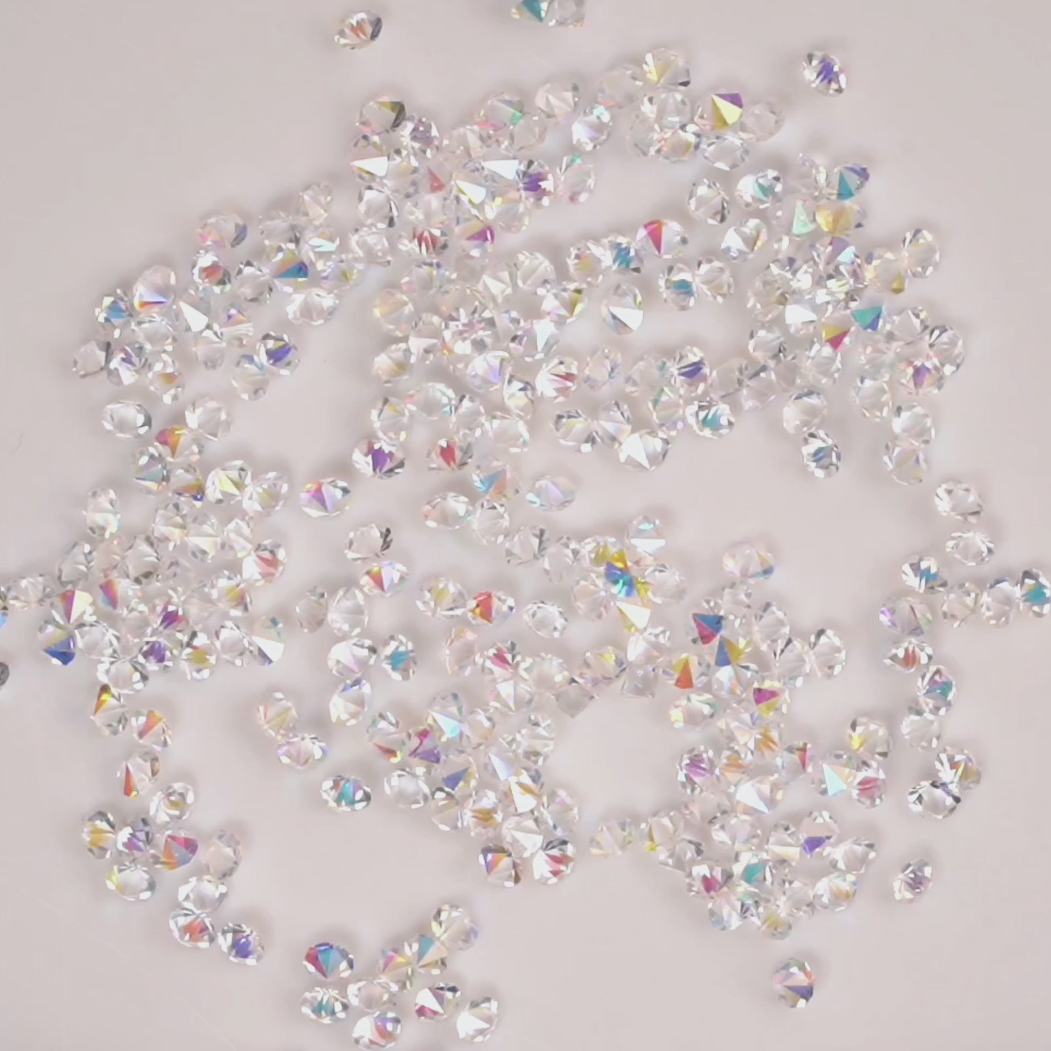 Carica video: video di mini diamanti per nail art