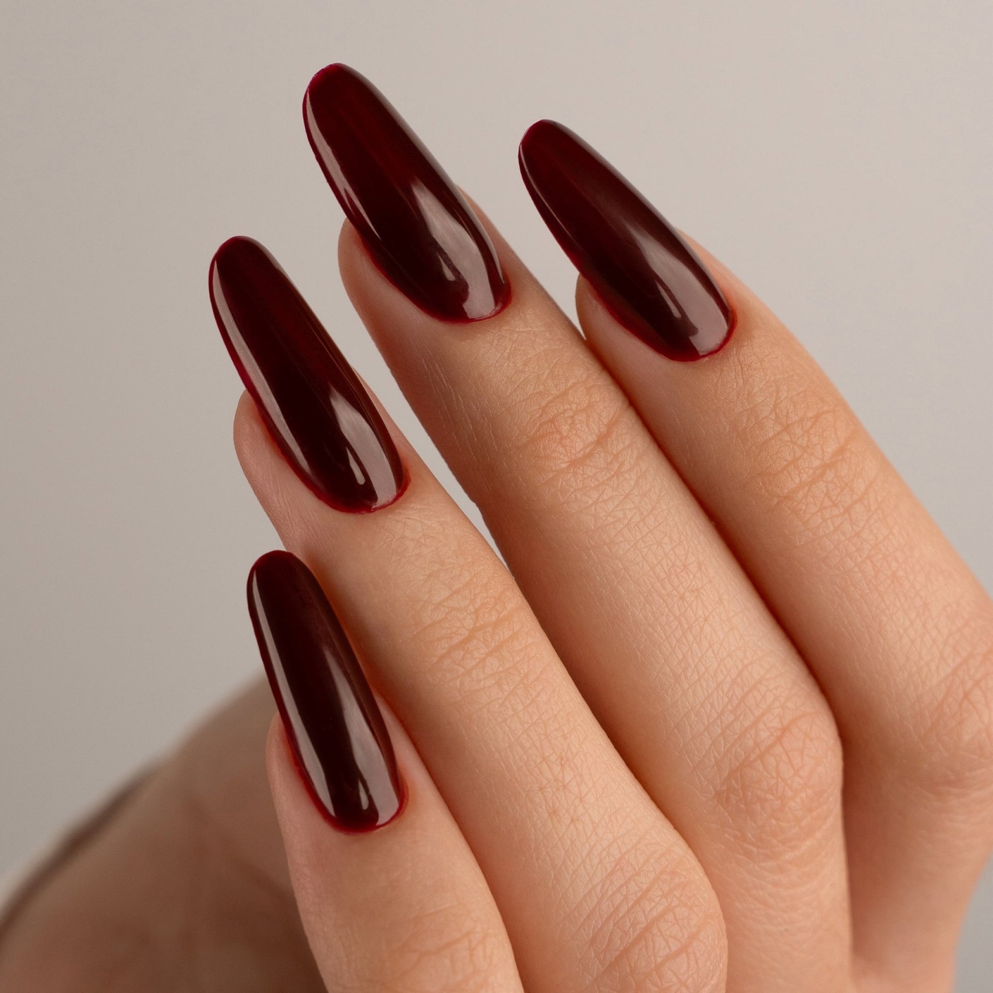 Unghie con smalto semipermanente Brownie C185, rosso scuro caldo dalla finitura lucida