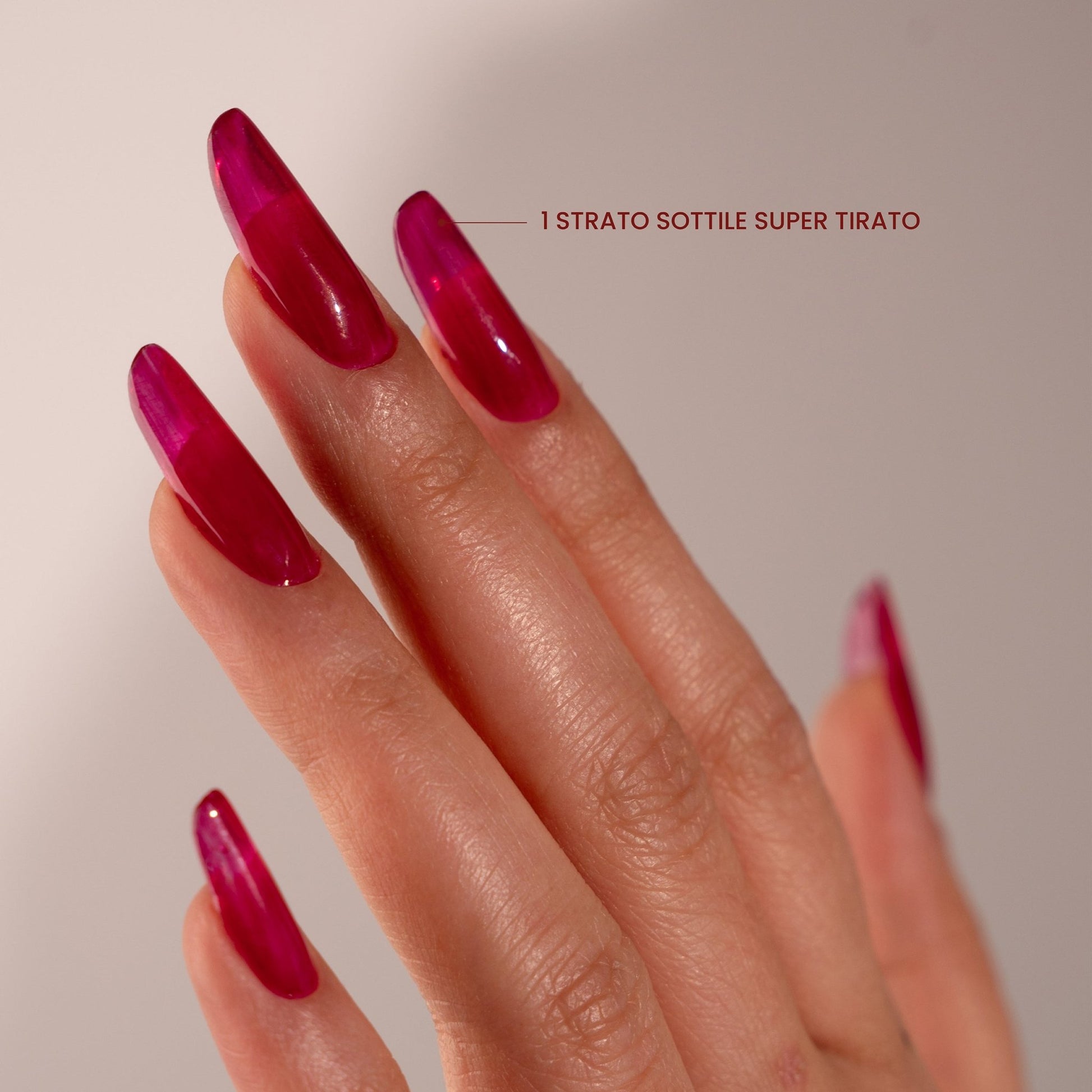 Unghie con smalto semipermanente Cherry Pie C182, rosso dal sottotono freddo con finitura lucida