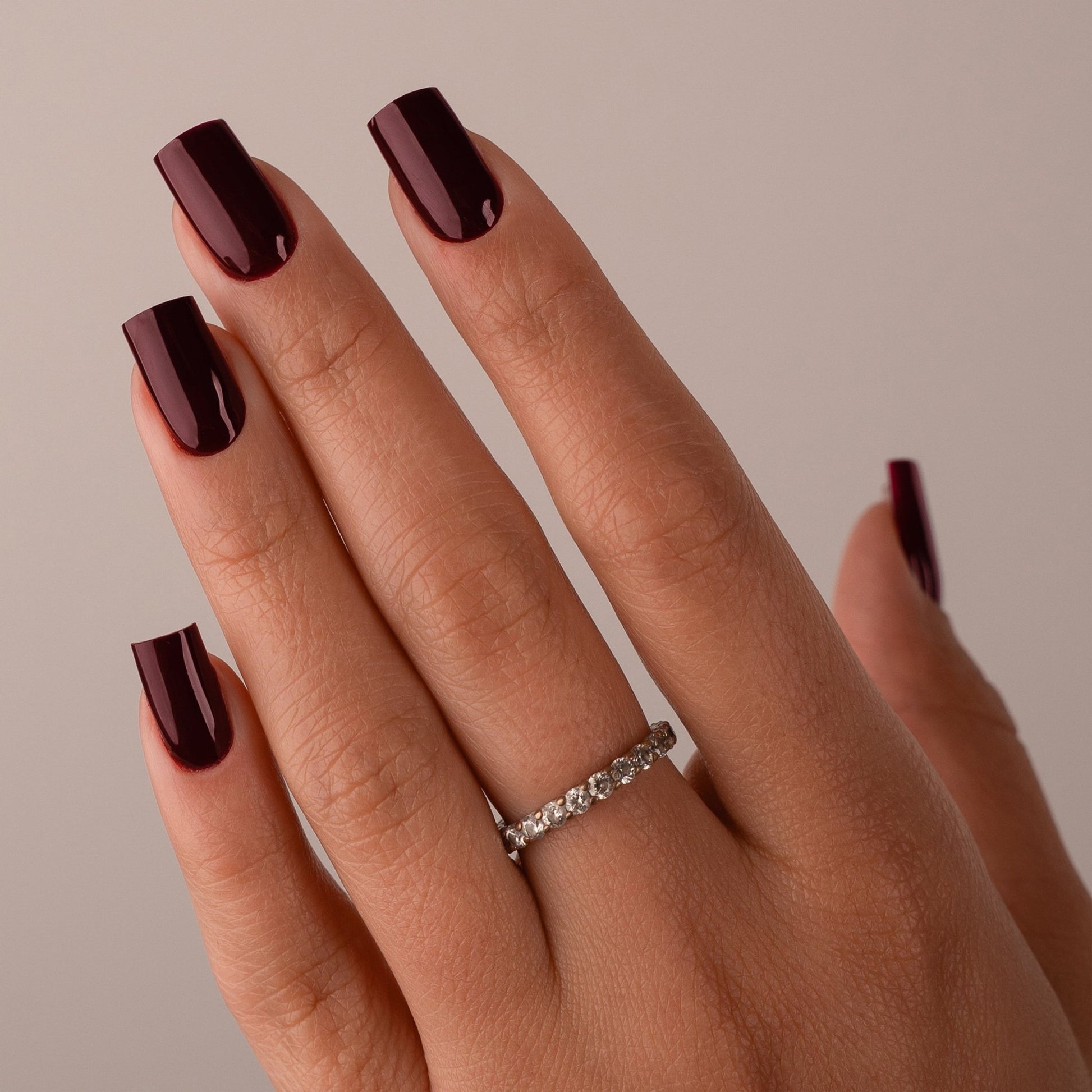 Unghie con smalto semipermanente Éclair C186, bordeaux intenso dal sottotono neutro
