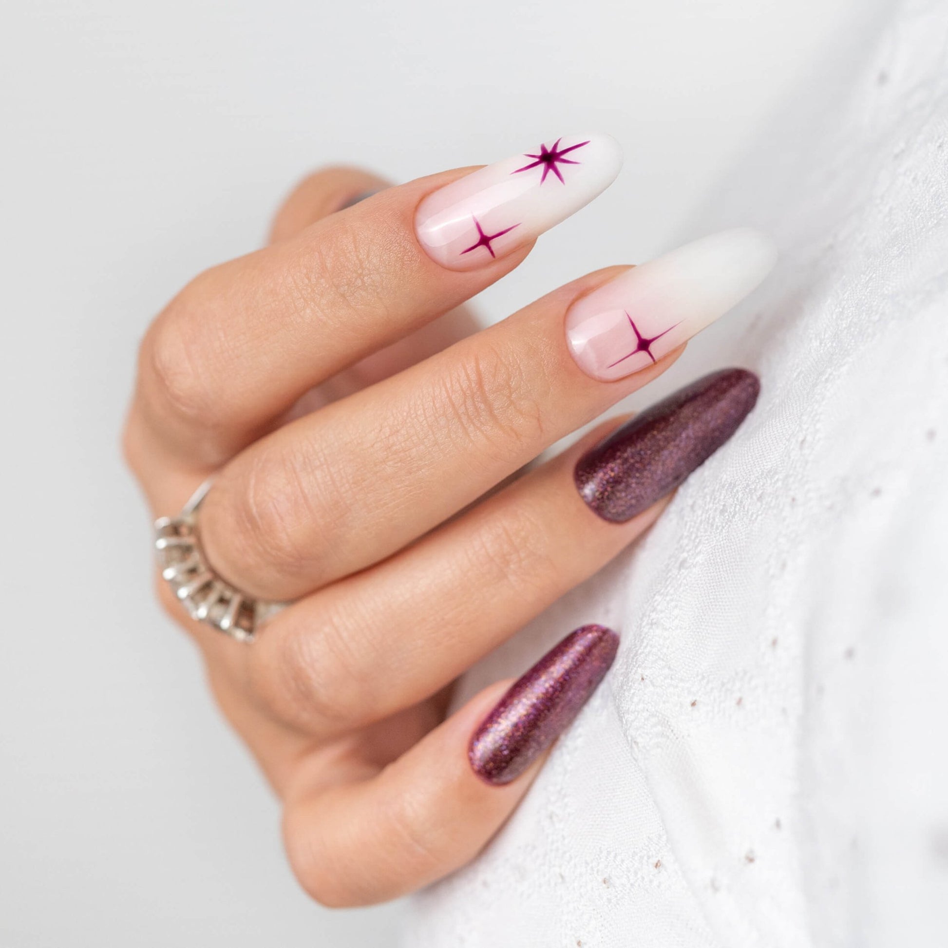 Nail art glitter viola intenso, smalto semipermanente Eclipse di Cactus For You.