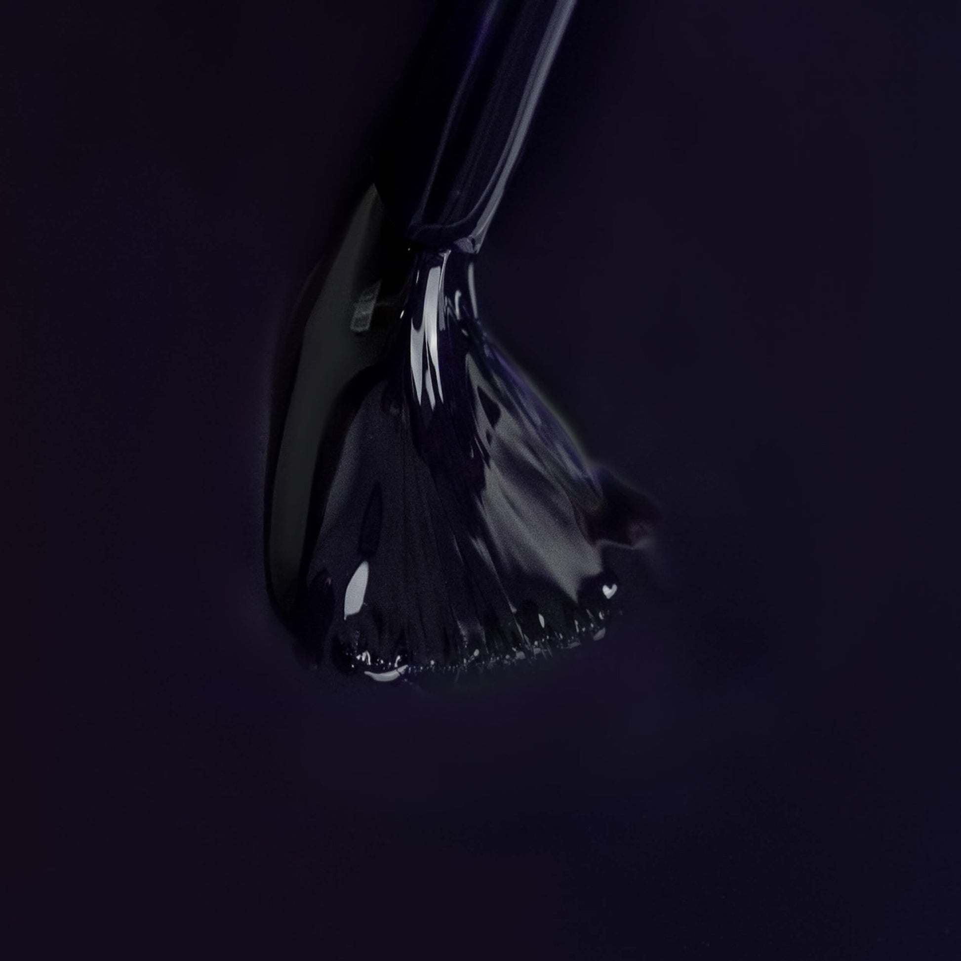 Colore blu notte intenso applicato su pennello per manicure