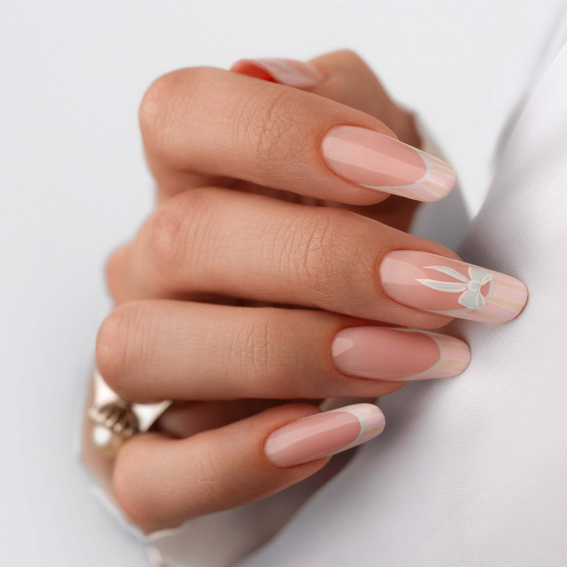 Fiocco Coquette, prospettiva alternativa: un Gel Polish verde pastello che dona luce e raffinatezza alle tue unghie.