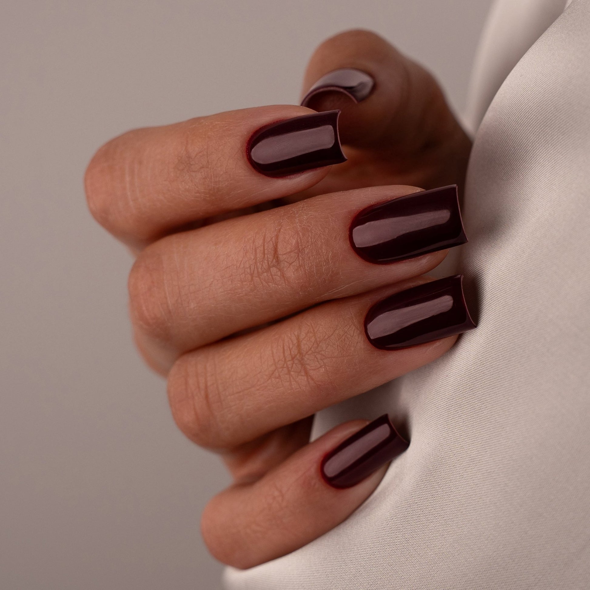 Unghie con smalto semipermanente Foresta Nera C183, rosso scuro violaceo intenso