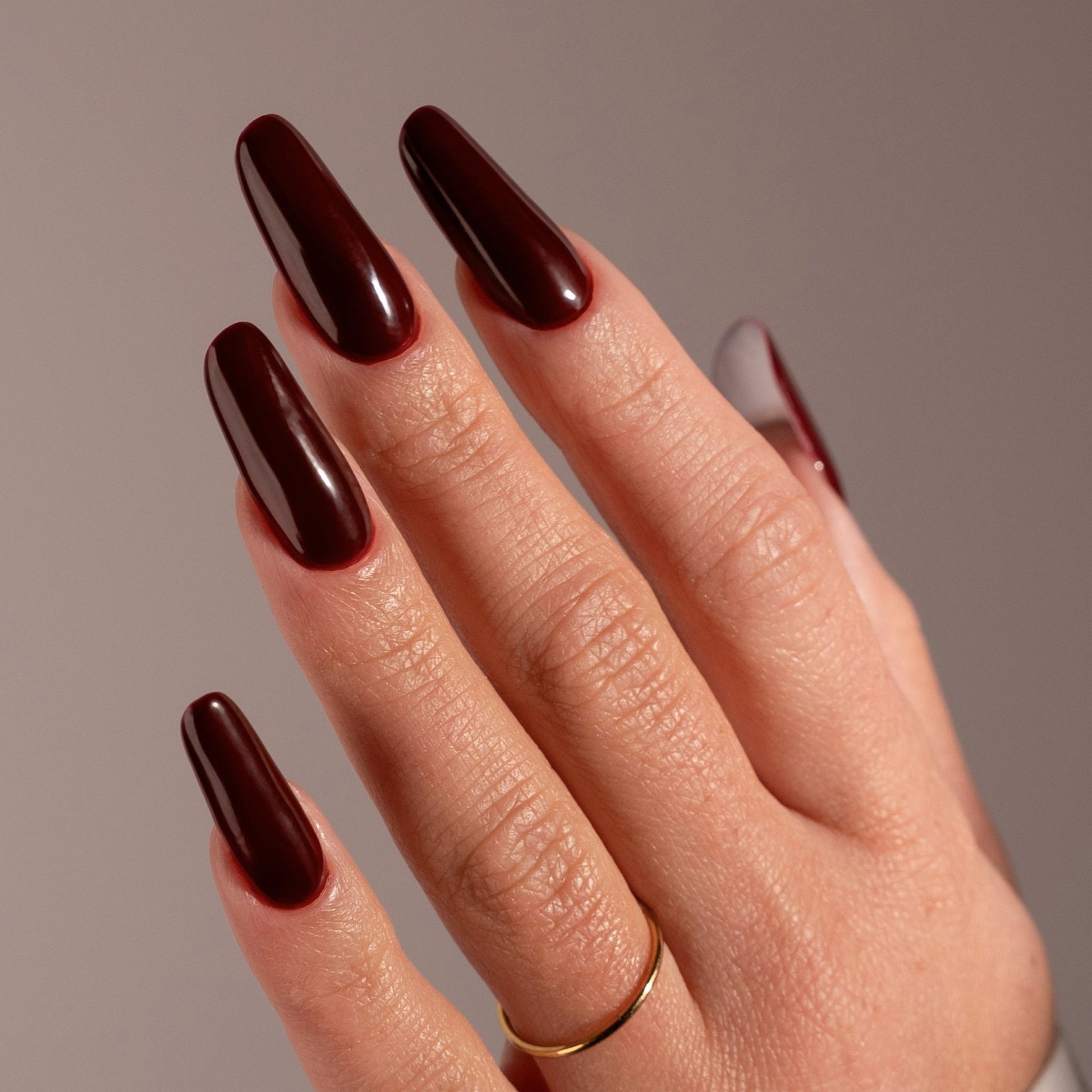 Unghie con smalto semipermanente Red Velvet C184, rosso scuro caldo e profondo