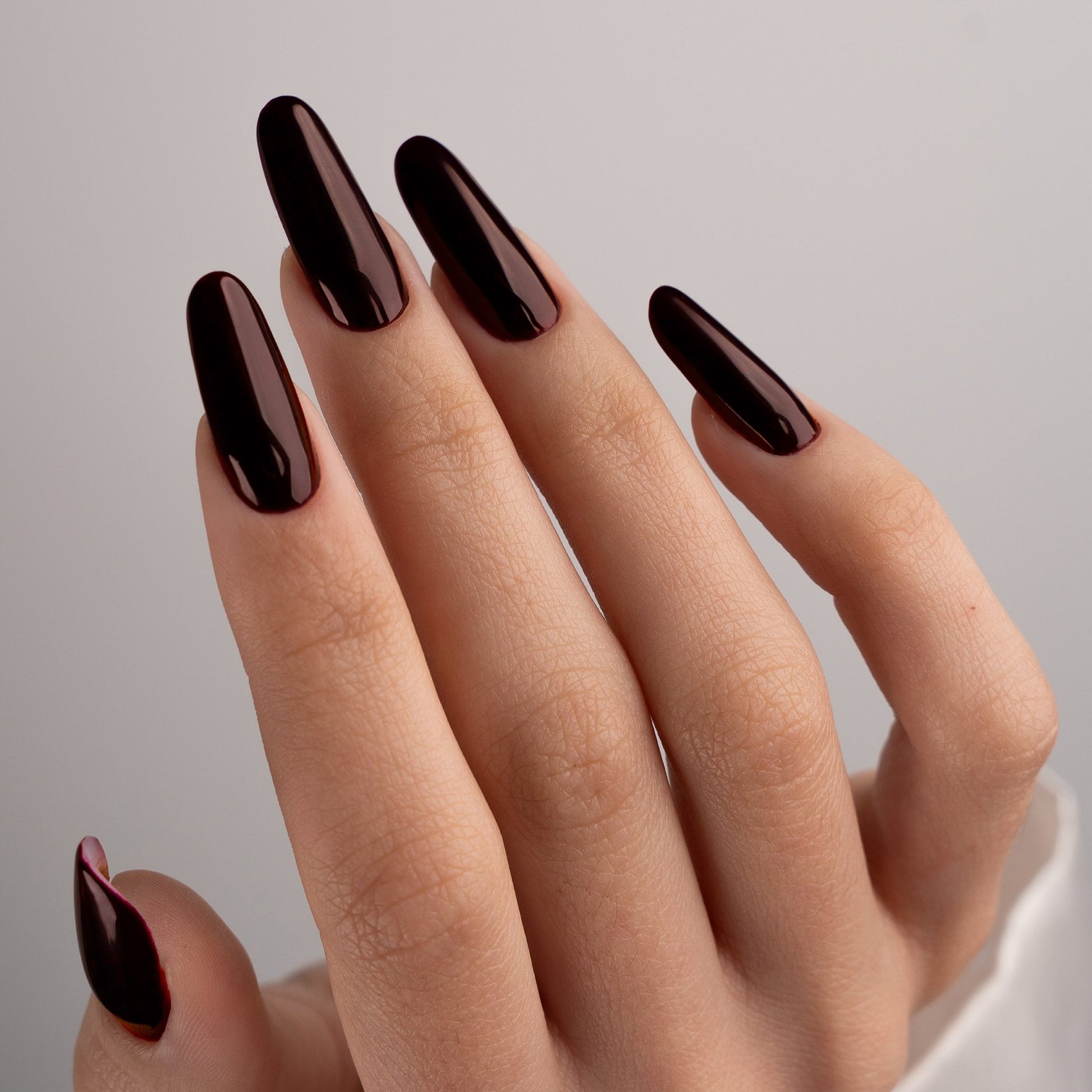 Unghie con smalto semipermanente Sacher C181, rosso scuro quasi nero a intensità calda