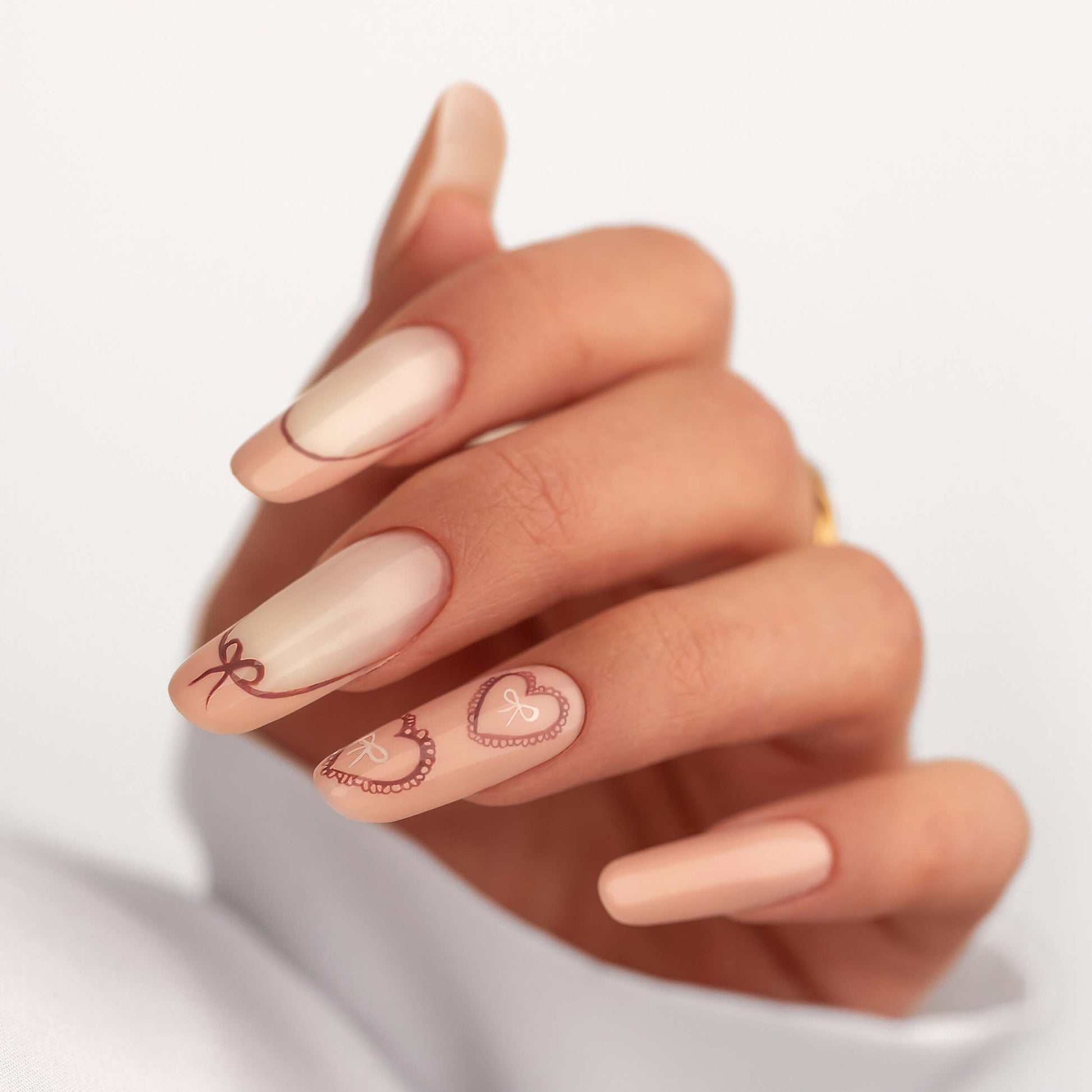 Sweetheart Coquette, seconda visione: un Gel Polish nude che esalta la naturale bellezza delle tue unghie con eleganza.